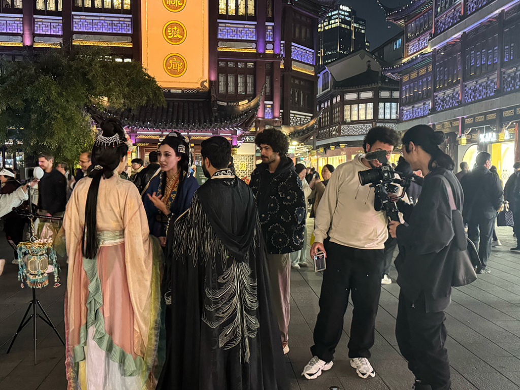 日韩游客，也来春日里的上海豫园打卡“汉服”拍照