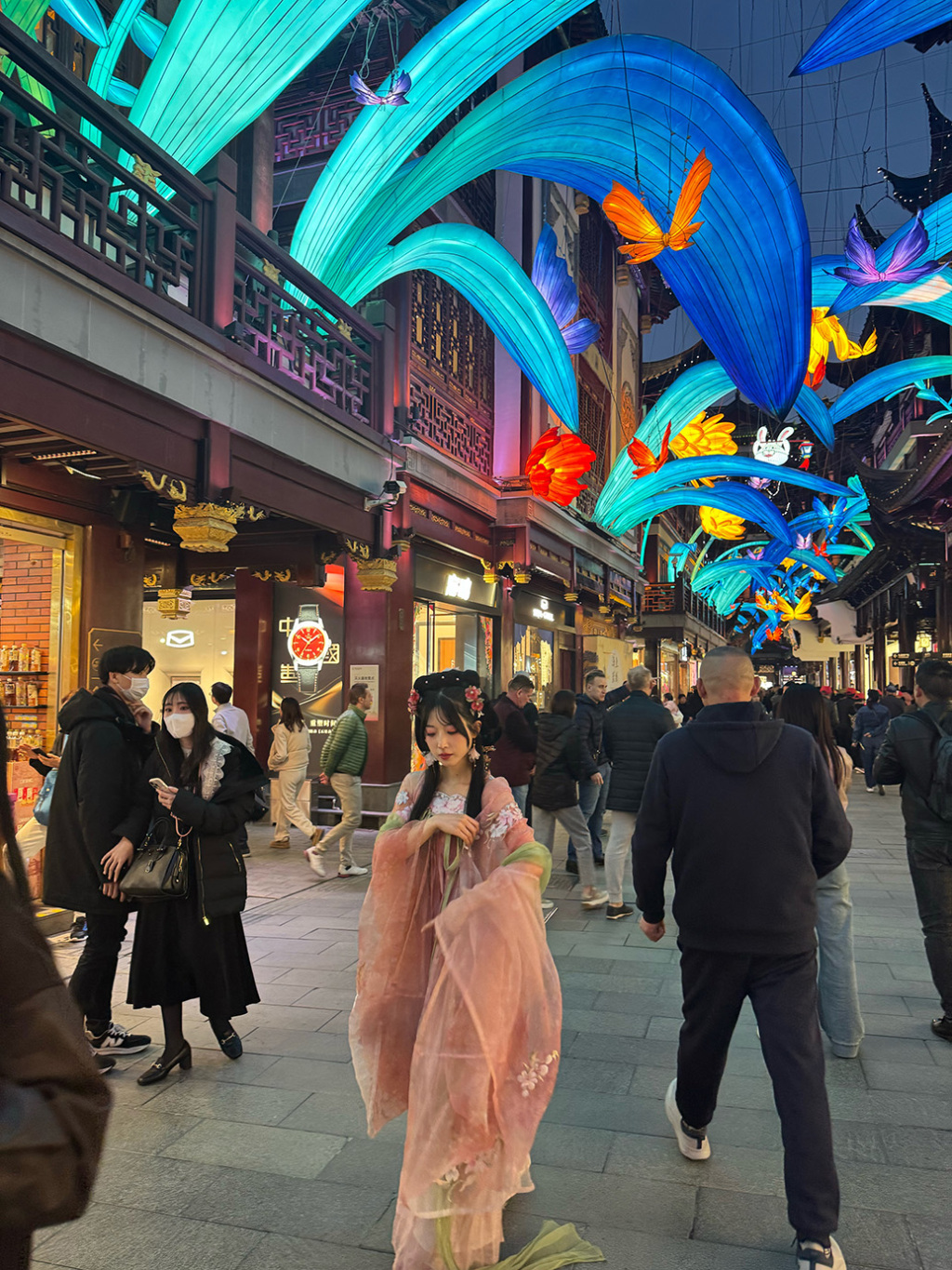 日韩游客，也来春日里的上海豫园打卡“汉服”拍照