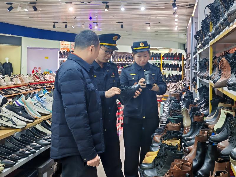 售价远低于市场均价 北京密云市场监管部门查扣假冒“品牌鞋”