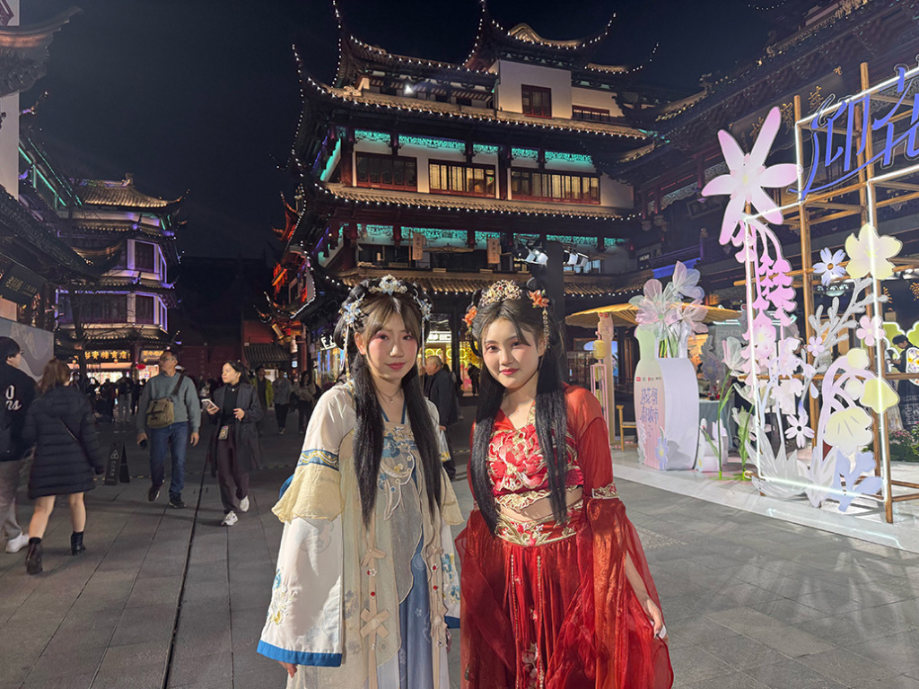 日韩游客，也来春日里的上海豫园打卡“汉服”拍照