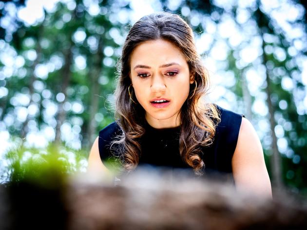 Obwohl sie Henry hinter sich lassen will, wird Maxi von ihren Träumen verfolgt. 