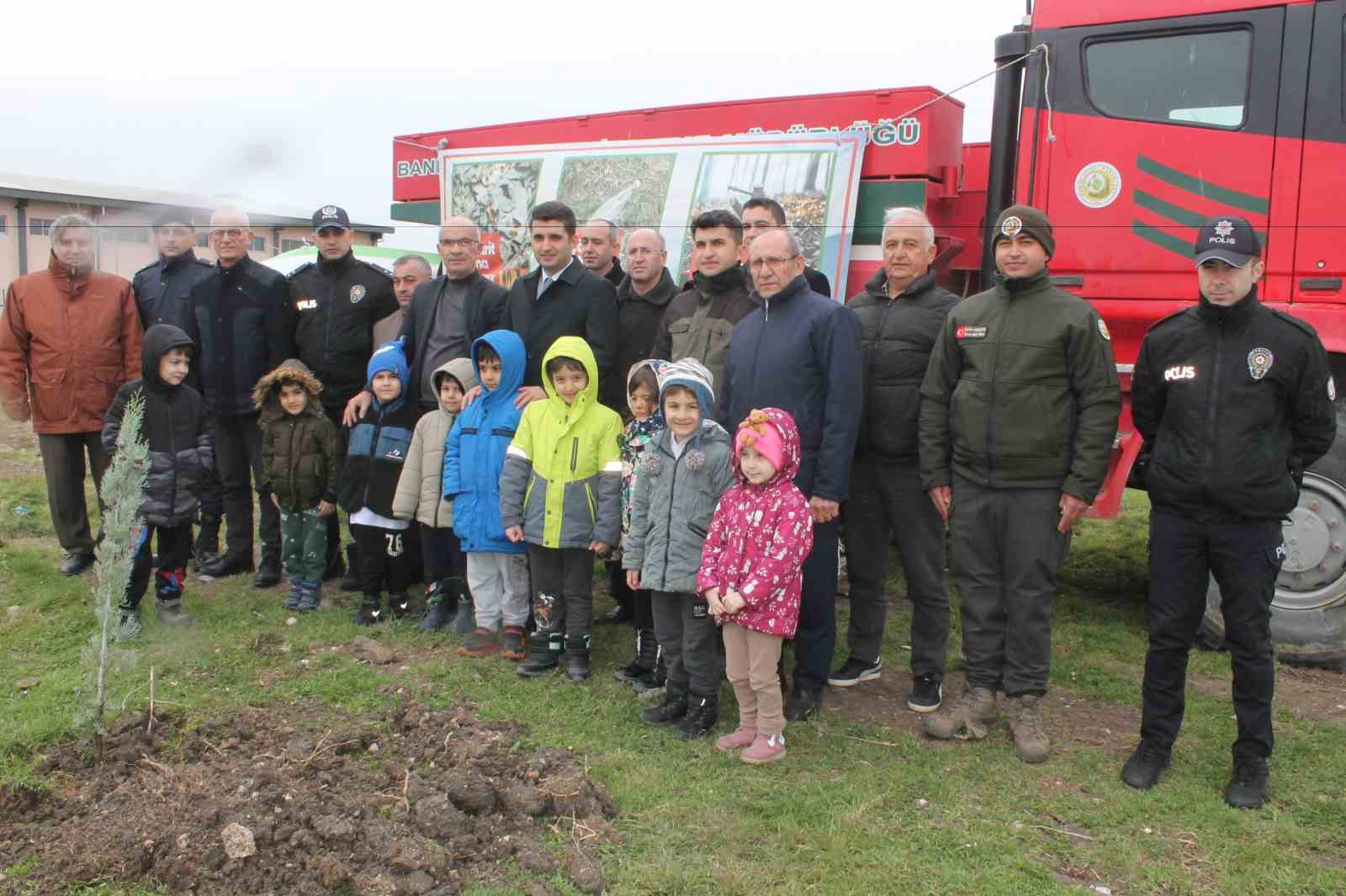 Manyas’ta protokol ve minikler fidan dikti