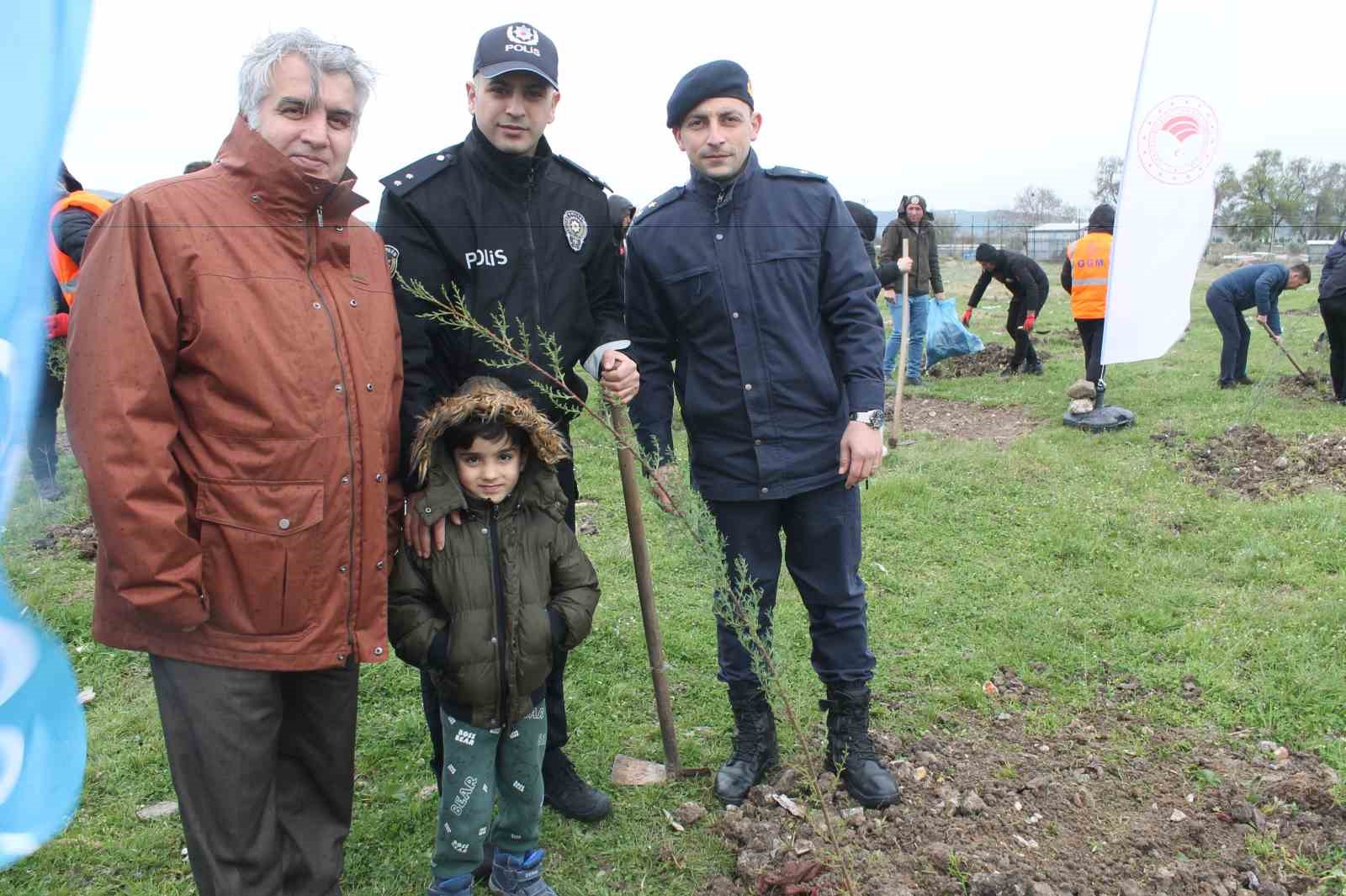 MANYAS’TA PROTOKOL VE MİNİKLER FİDAN DİKTİ