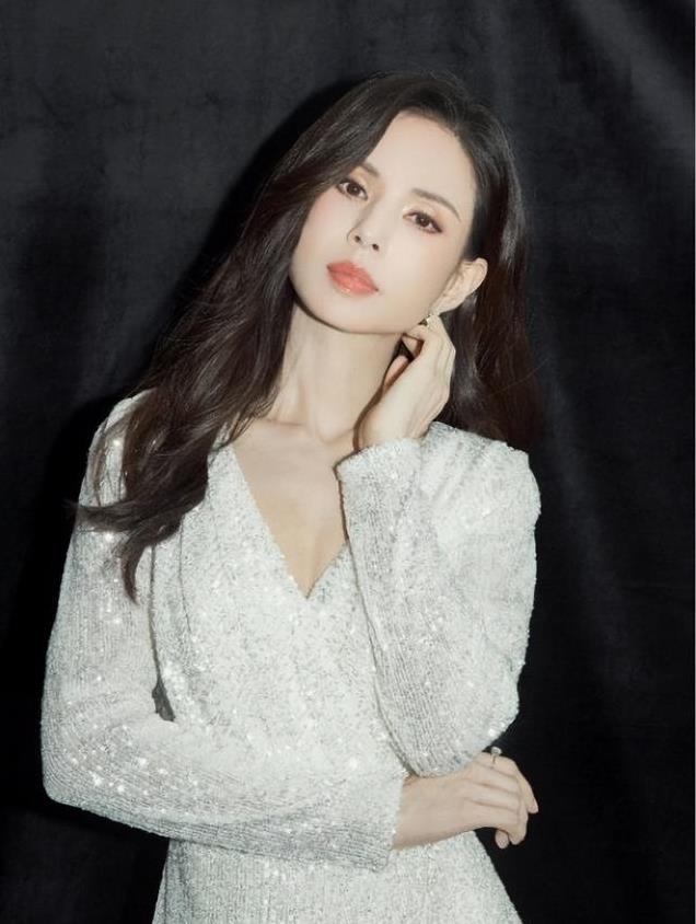 小龙女王语嫣谁才是完美还原？刘亦菲李若彤各有千秋，谁能胜出？