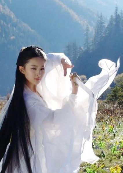 小龙女王语嫣谁才是完美还原？刘亦菲李若彤各有千秋，谁能胜出？