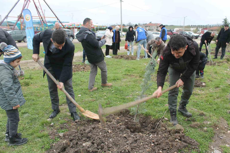 MANYAS’TA PROTOKOL VE MİNİKLER FİDAN DİKTİ