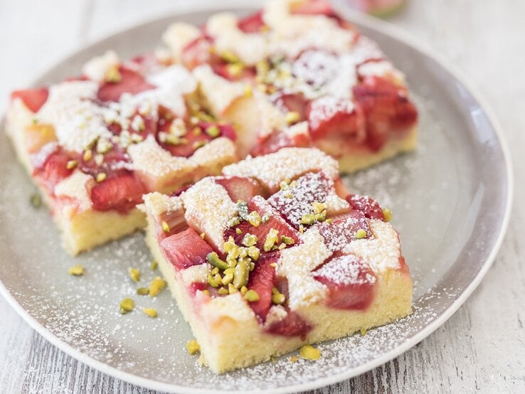 Rhabarberkuchen-Rezept: Saftiger Blechkuchen-Klassiker für den Frühling