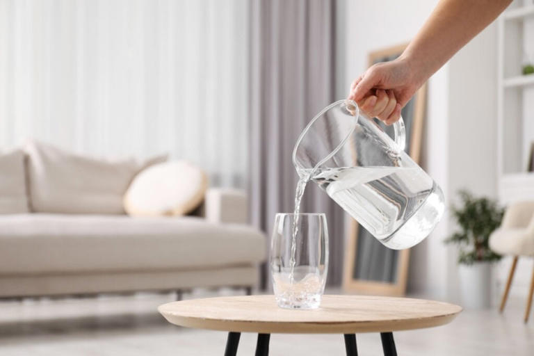 O ideal é beber de 30 a 35 ml de água por quilo de peso corporal (Imagem: New África | Shutterstock)