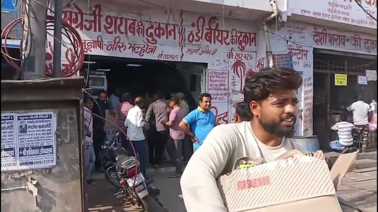 नोएडा में एक के साथ एक फ्री मिल रही शराब, दुकानों पर लगी लंबी लाइनें; झोले  में भरकर ले जा रहे लोग