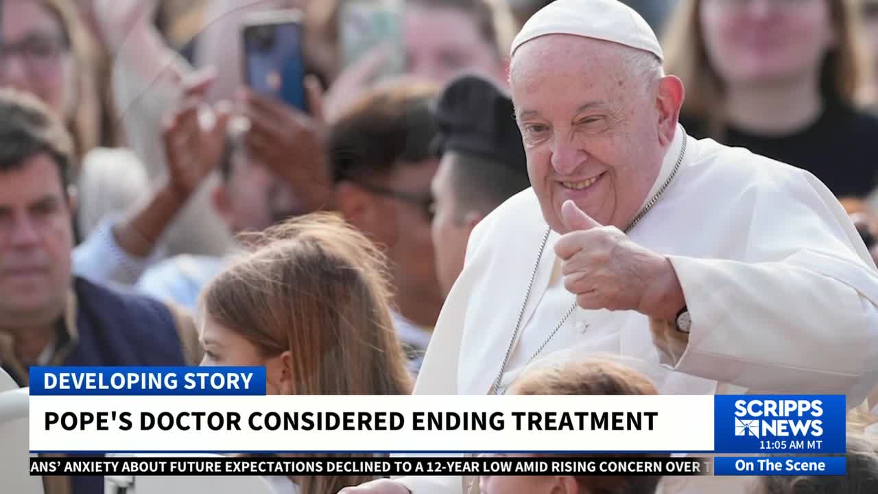 Pope Francis' doctors considered stopping treatment to 'let him go'(01)