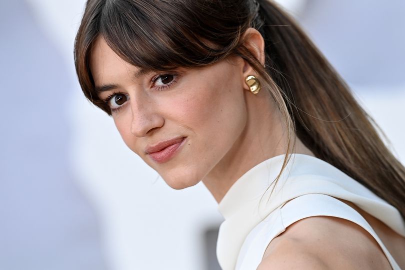 Daisy EdgarJones opens up on working with all of the boyfriends(00)