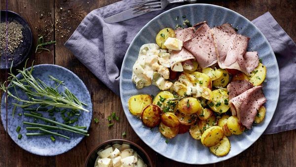 Bratkartoffeln mit Roastbeef-Aufschnitt und Eiersalat