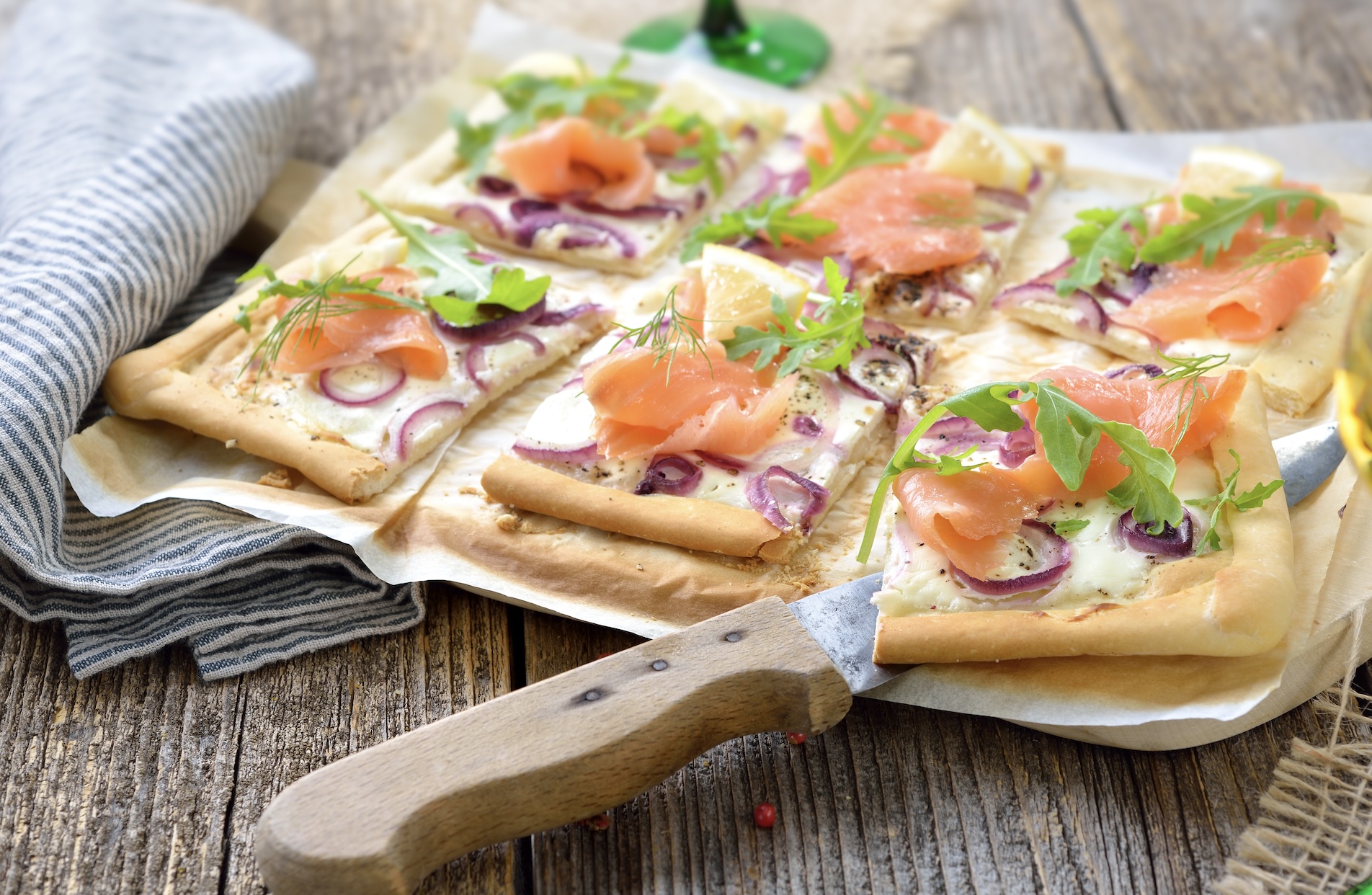 Om van te smullen: flammkuchen met zalm en kruidenroomkaas