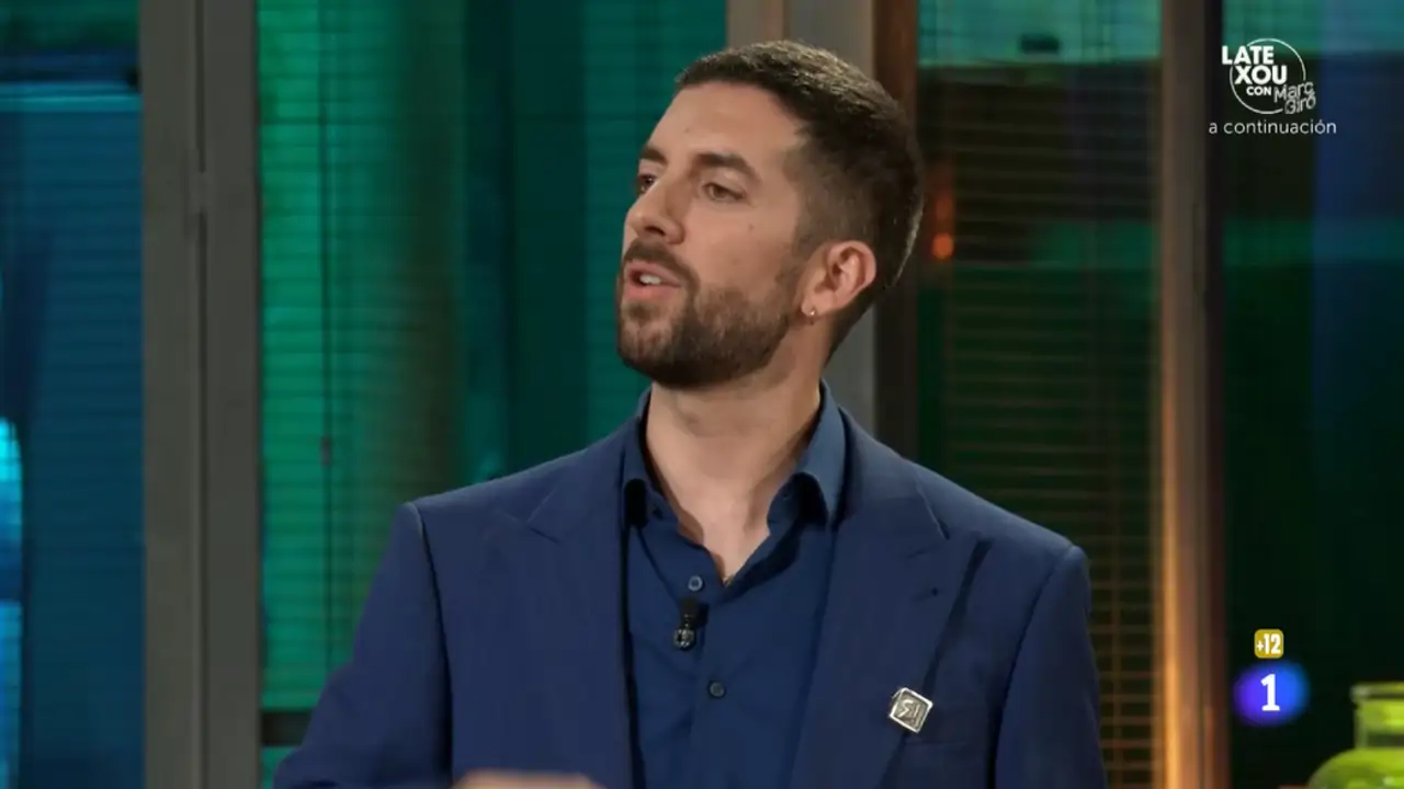 Alba Flores deja sin palabras a David Broncano con su peculiar regalo en  'La Revuelta': "¿Esto es real?"