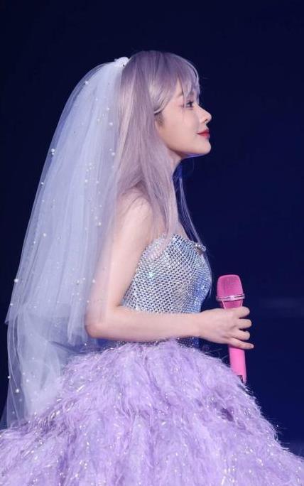 黄霄雲宇宙无敌号演唱会广州站，白丝头纱侧脸那张，简直美爆了