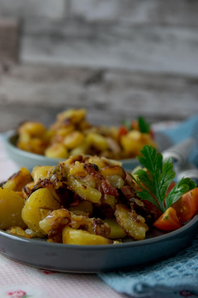 Knusprige Bratkartoffeln wie bei Oma – einfaches Rezept mit Speck und ...