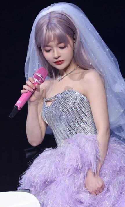 黄霄雲宇宙无敌号演唱会广州站，白丝头纱侧脸那张，简直美爆了