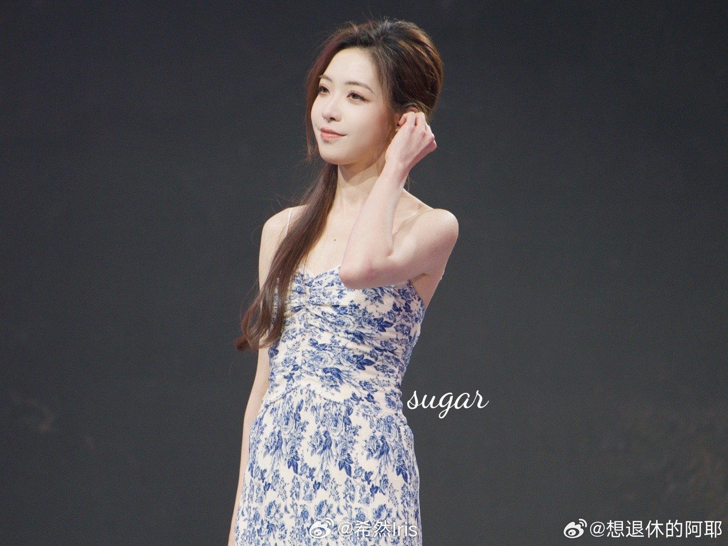 LPL主持希然晒照：素胚勾勒出青花笔锋浓转淡