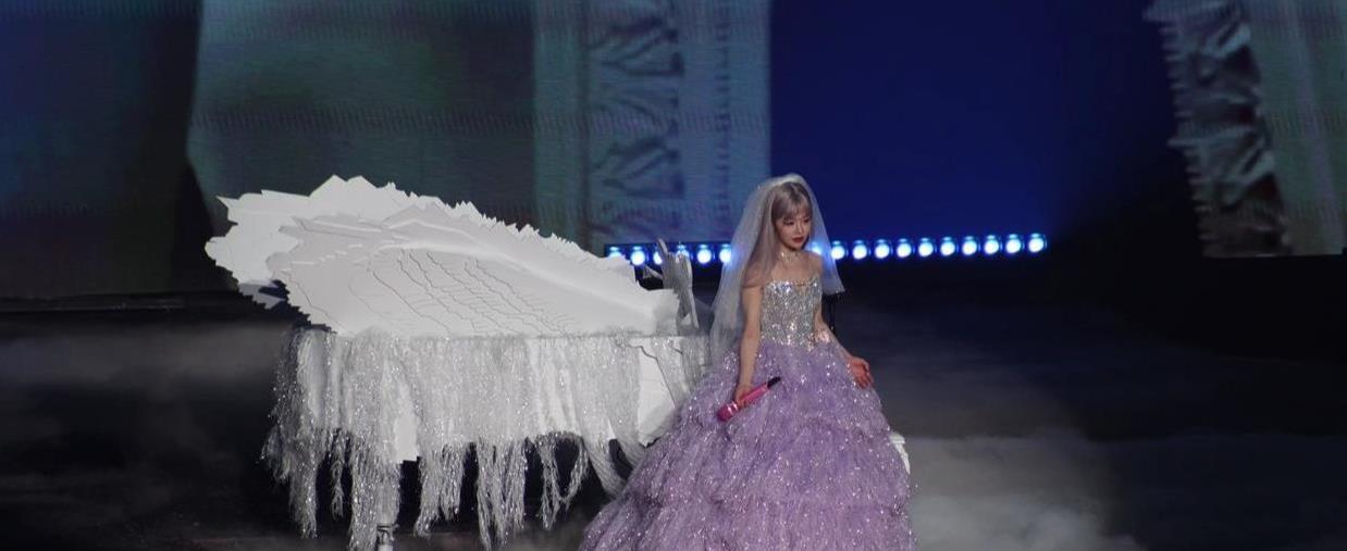 黄霄雲宇宙无敌号演唱会广州站，白丝头纱侧脸那张，简直美爆了