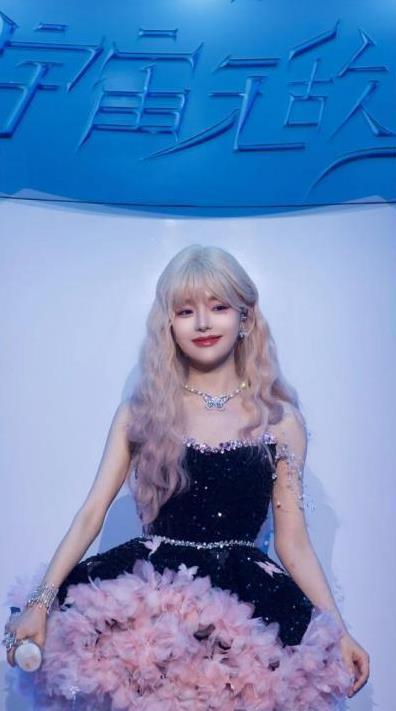 黄霄雲宇宙无敌号演唱会广州站，白丝头纱侧脸那张，简直美爆了