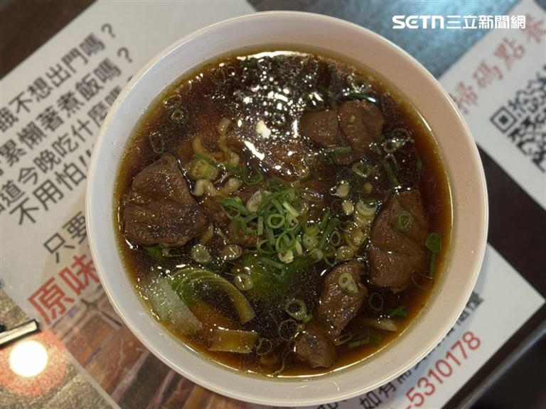 湯頭堅持每天凌晨親赴市場挑選當日所需食材，天未亮便開始熬煮。（圖／翻攝畫面）