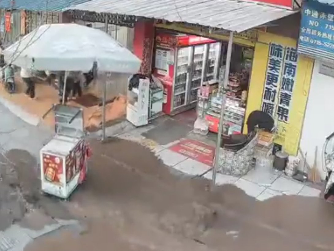 Braune Brühe flutet Straße: Menschen fliehen in Panik