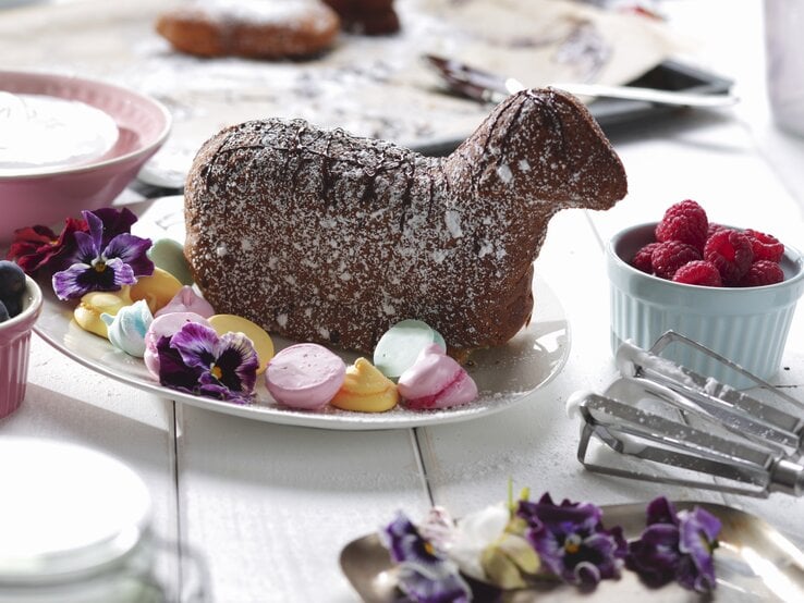 Klassiker mal anders: Osterlamm mit bunten Baisertupfen