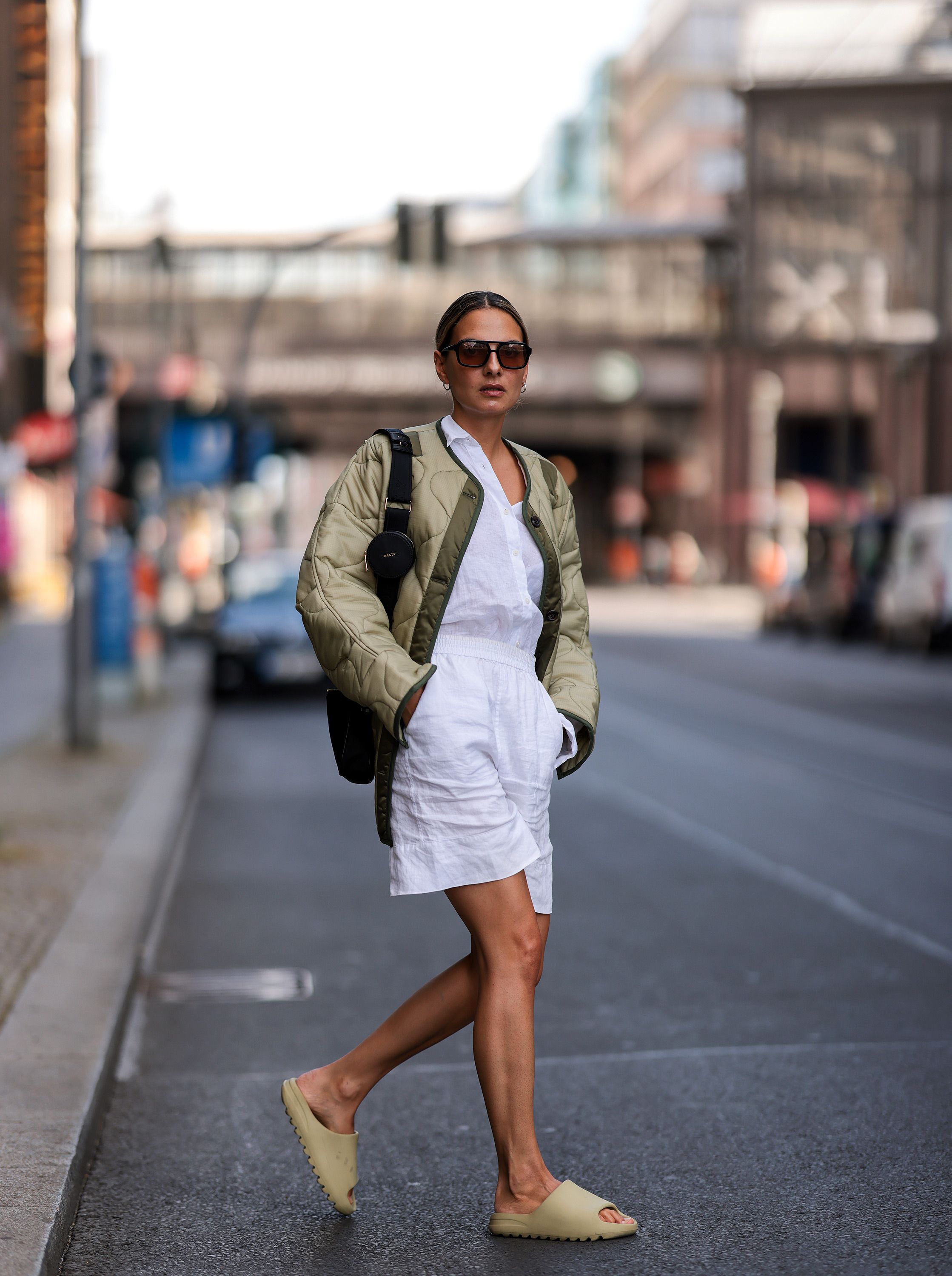 Bermudas en tendencia para llevar con sandalias en Primavera-Verano 2025