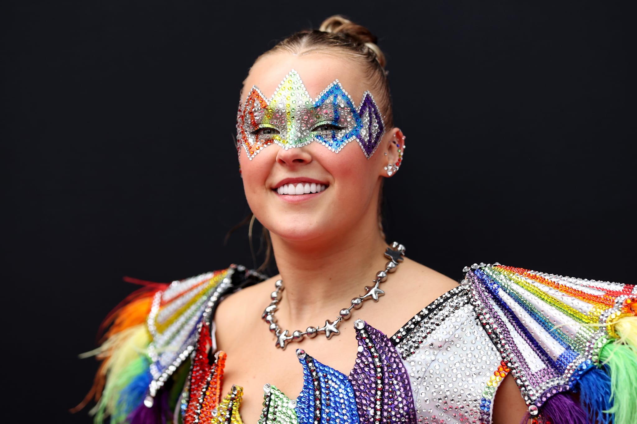 JoJo Siwa Offers 900 VIP Package for Fans to 'Help' Set Up Her