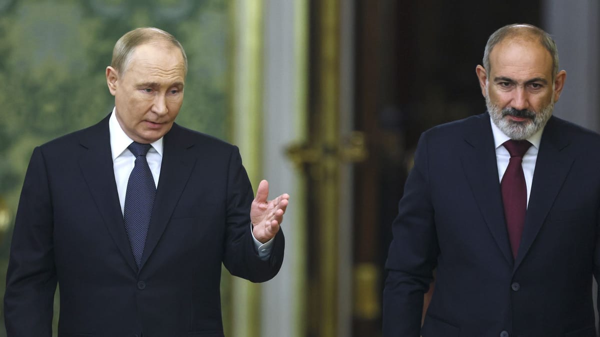 Das Verhältnis zwischen Kremlchef Wladimir Putin und Armeniens Premier Nikol Paschinjan gilt als gespannt. (Archivbild) (Quelle: Sergei Ilnitsky/POOL EPA/AP/dpa/dpa-bilder)