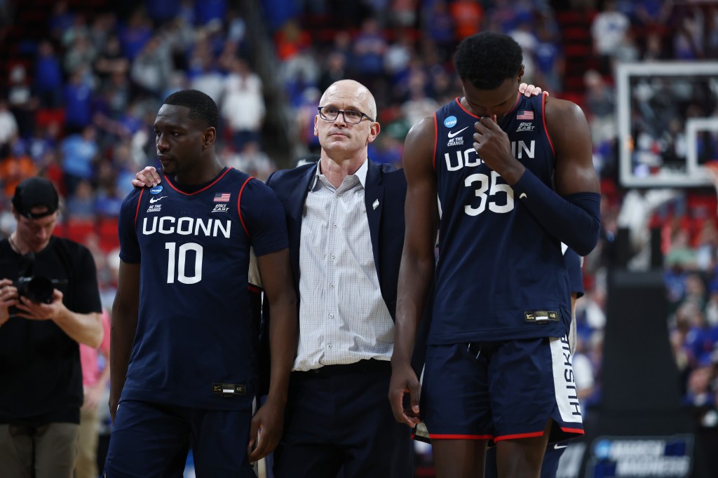 UConn staffer apologizes to reporter at center of viral Dan Hurley