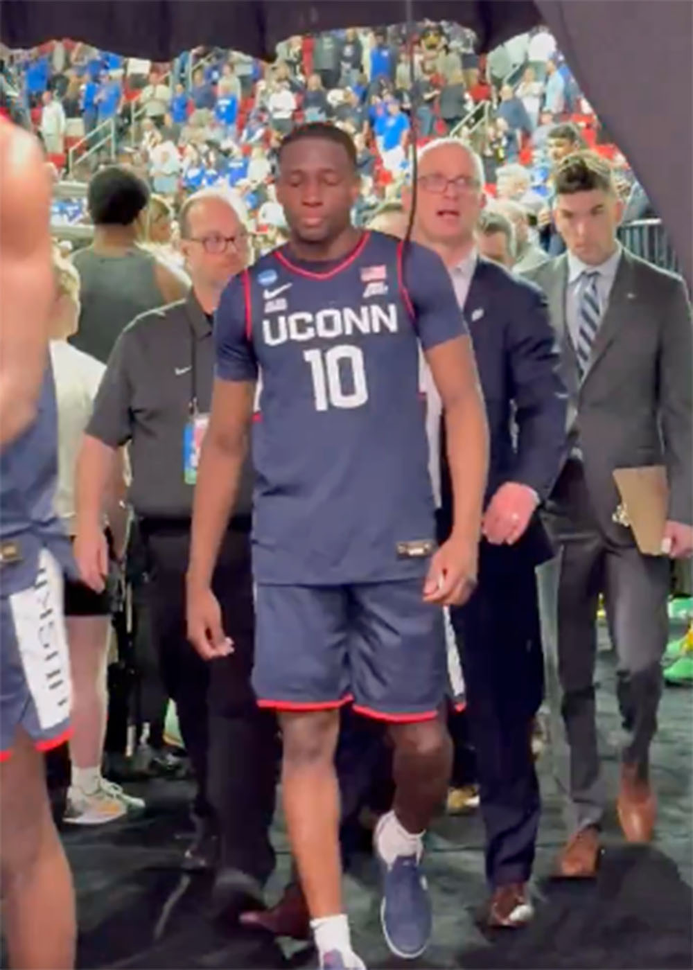 UConn staffer apologizes to reporter at center of viral Dan Hurley