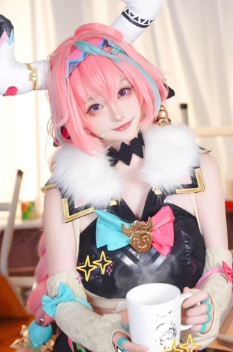 《原神》瓦蕾莎COS：贪吃牛牛太可爱，粉发呆萌难拒绝，简直像棉花糖