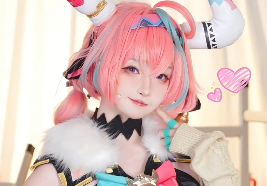 《原神》瓦蕾莎COS：贪吃牛牛太可爱，粉发呆萌难拒绝，简直像棉花糖