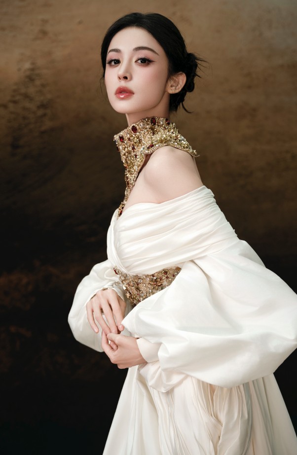 女生必看！古力娜扎同款撞色妆，这样化日常又高级