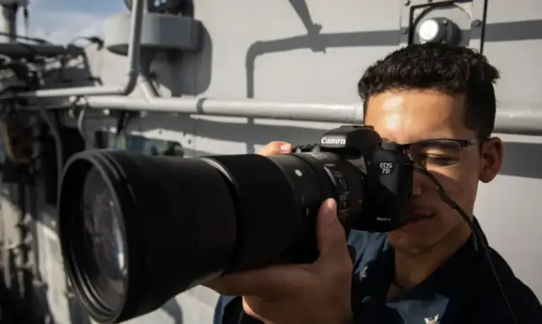 ▲監控海上艦艇，美國海軍配發單眼相機搭配長鏡頭。（圖／美國海軍）