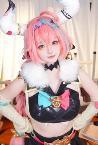 《原神》瓦蕾莎COS：贪吃牛牛太可爱，粉发呆萌难拒绝，简直像棉花糖