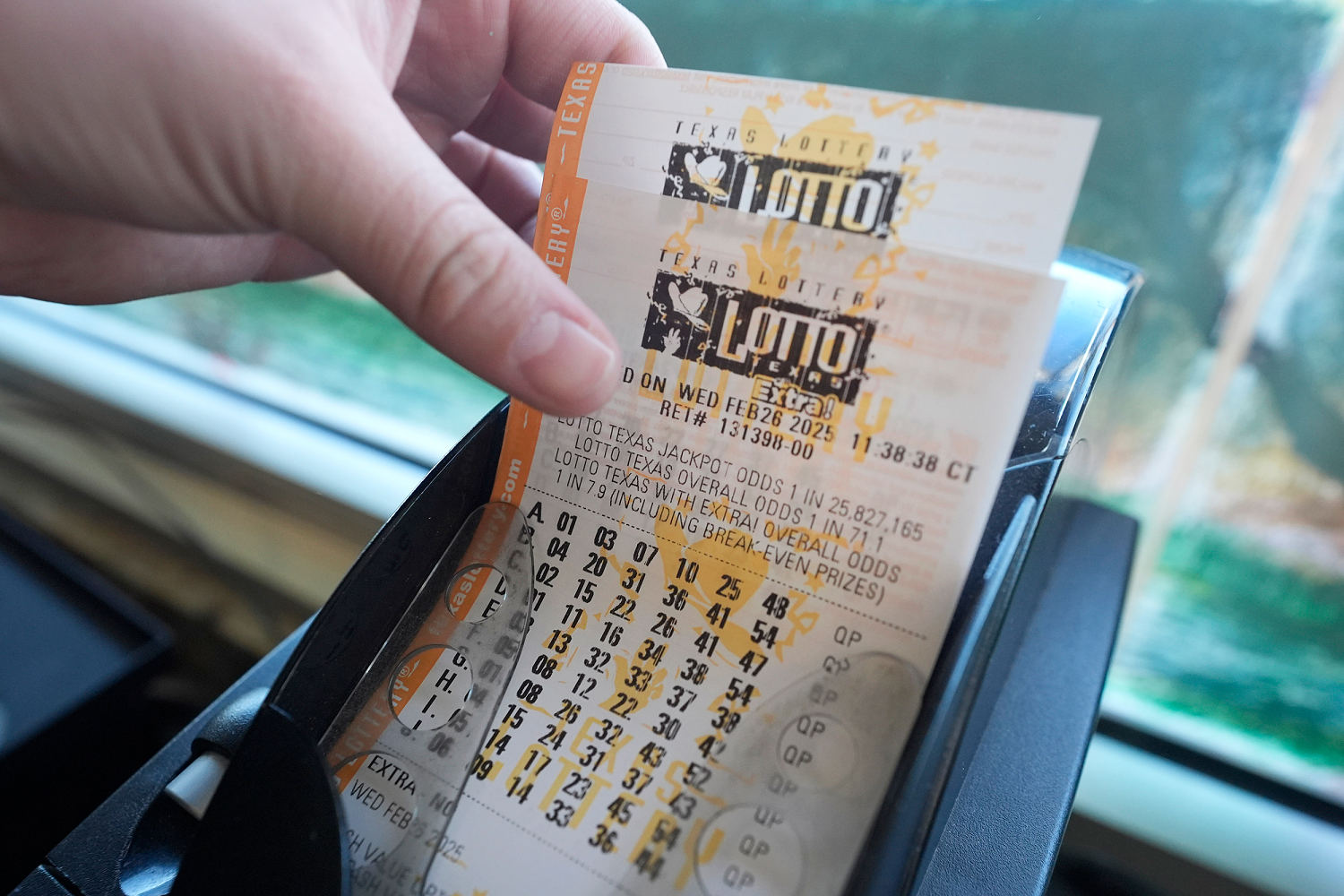 Winner of an 83.5 million Texas lottery jackpot last month still(00)