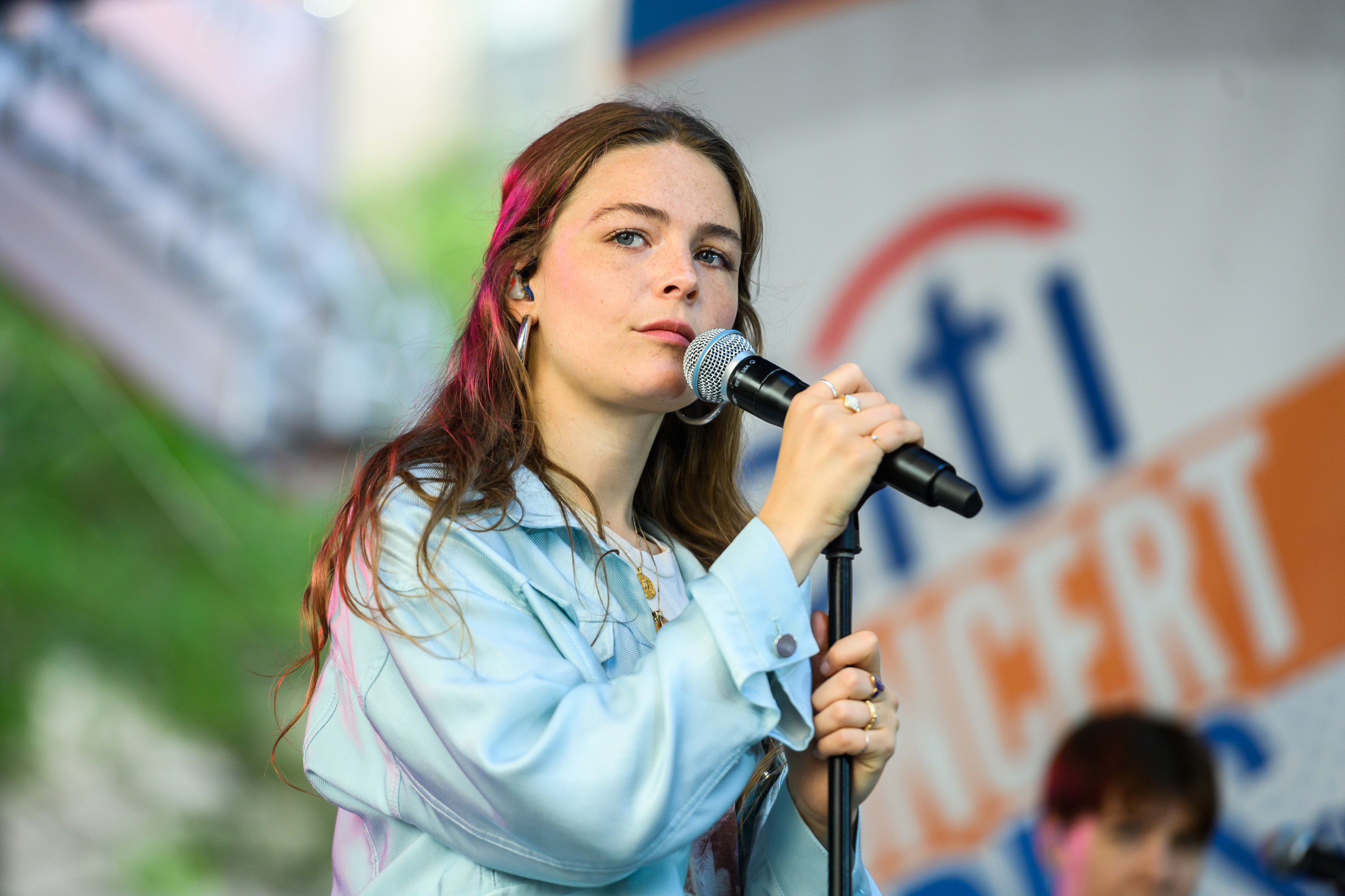 Maggie Rogers: 6 Dinge, die Sie über die Sängerin wissen müssen