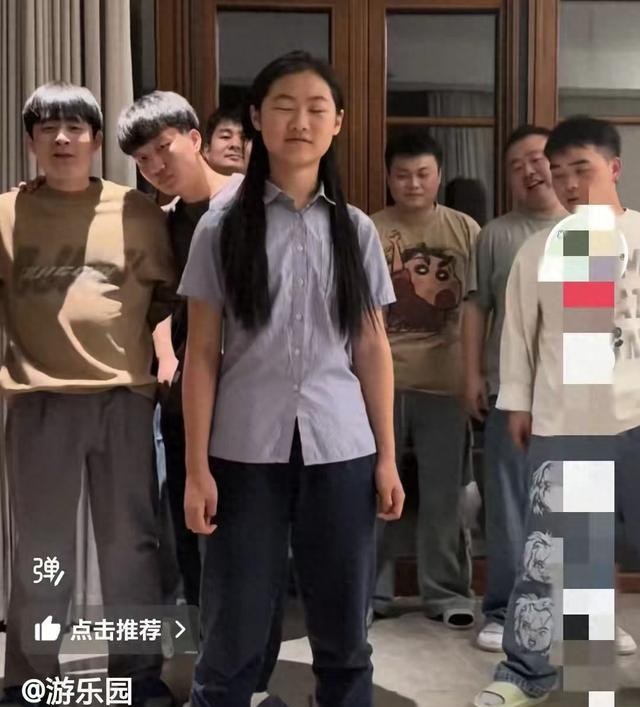 ������12��Ů���������ѣ���һ���������裬���赸��ӣ�����ͻ��