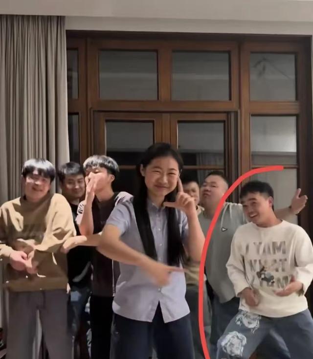 ������12��Ů���������ѣ���һ���������裬���赸��ӣ�����ͻ��