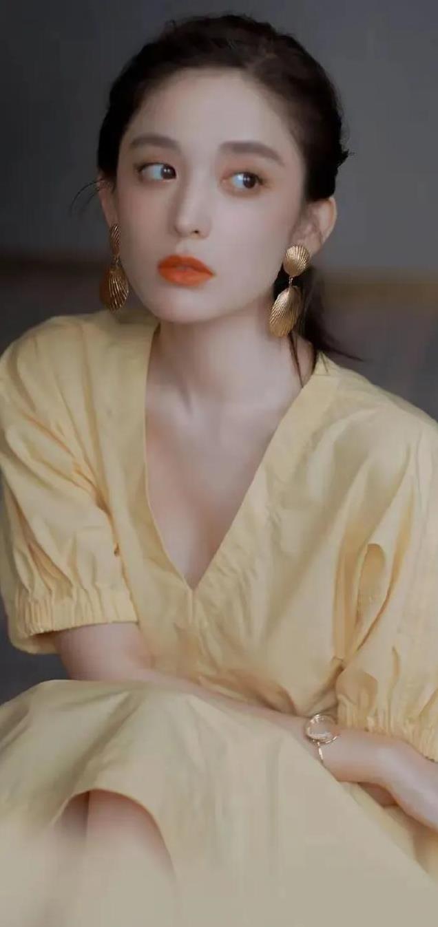 古力娜扎颜值封神，笑容治愈全网，身材曼妙演技在线成荧幕宠儿