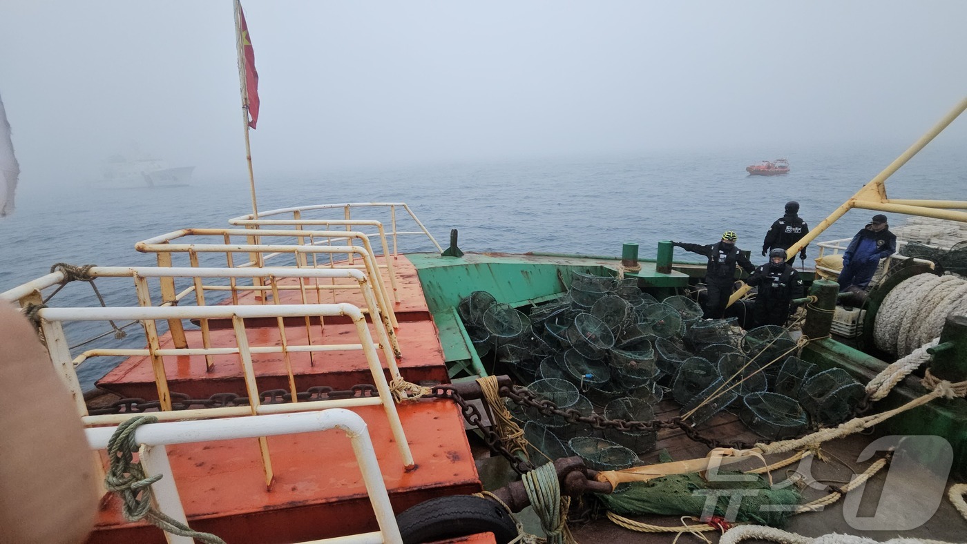 지난 26일 제주 마라도 남동쪽 해상에서 불법 조업 혐의를 받는 중국어선이 나포됐다.(서귀포해양경찰서 제공. 재판매 및 DB 금지)