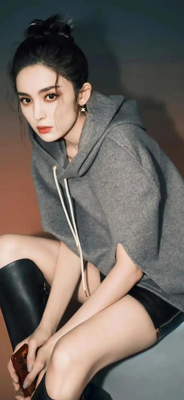 古力娜扎颜值封神，笑容治愈全网，身材曼妙演技在线成荧幕宠儿