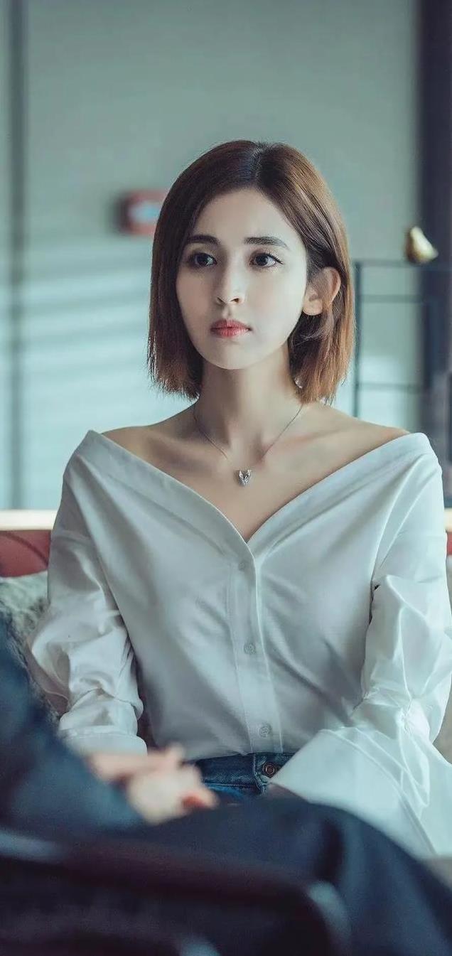 古力娜扎颜值封神，笑容治愈全网，身材曼妙演技在线成荧幕宠儿