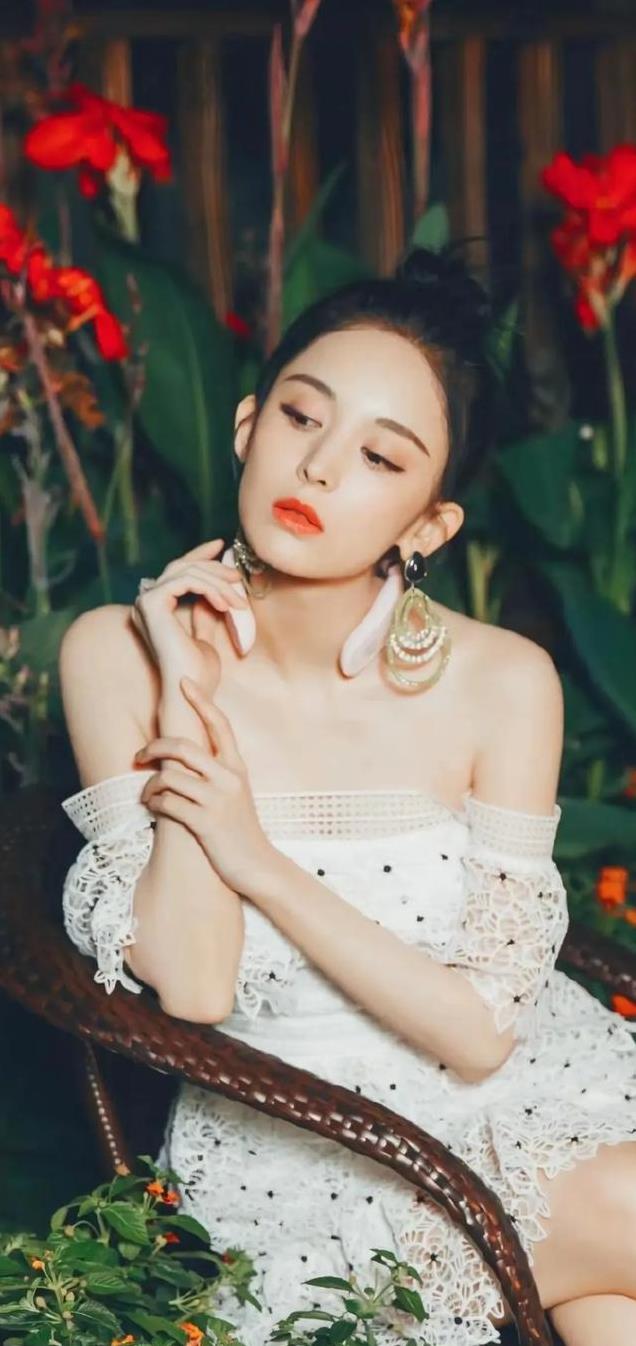 古力娜扎颜值封神，笑容治愈全网，身材曼妙演技在线成荧幕宠儿