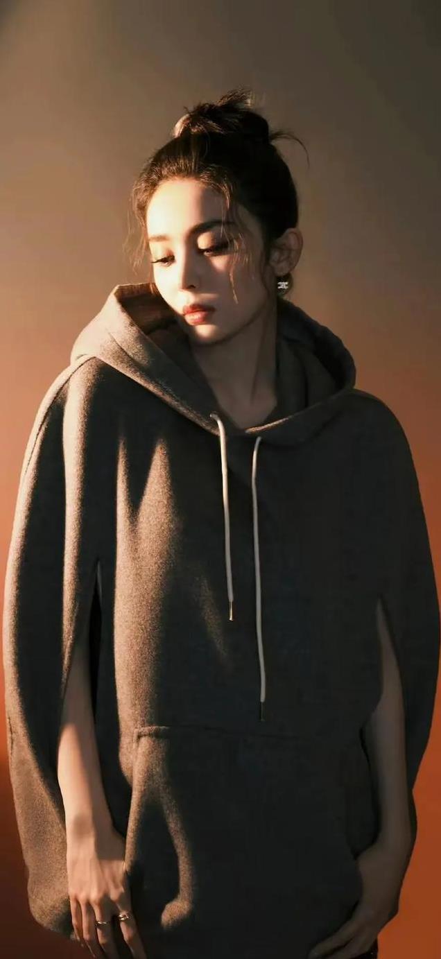 古力娜扎颜值封神，笑容治愈全网，身材曼妙演技在线成荧幕宠儿