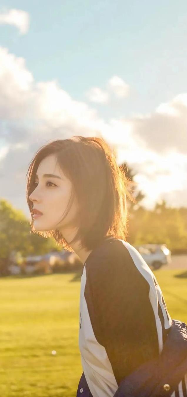 古力娜扎颜值封神，笑容治愈全网，身材曼妙演技在线成荧幕宠儿