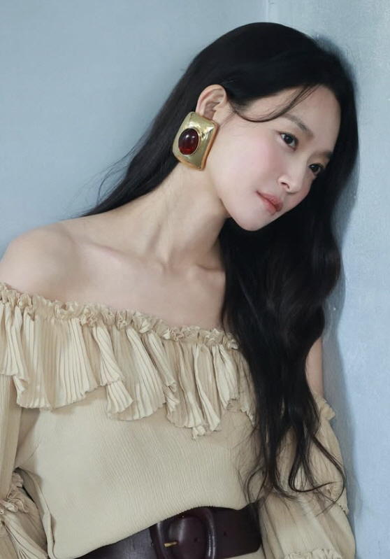 Shinmin, even earrings that are the size of your face are hip..♥ Kim Woo Bin will fall in love