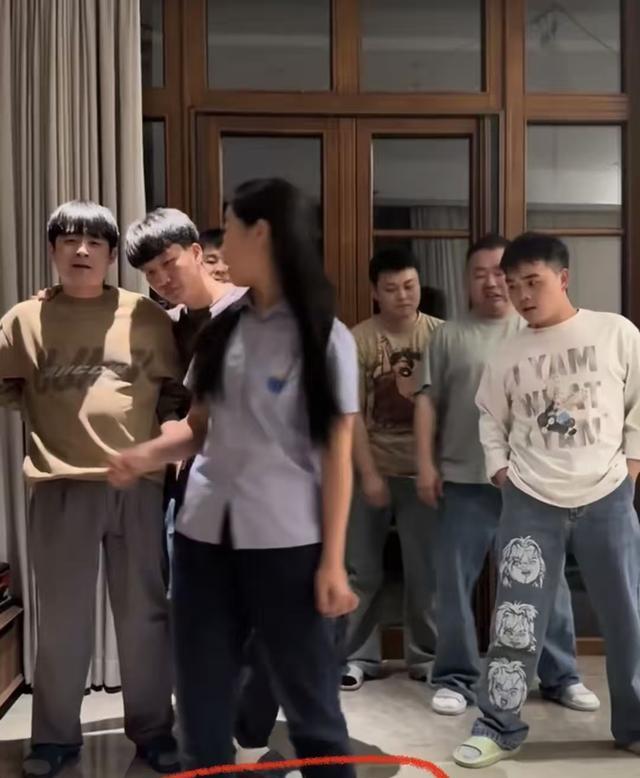 ������12��Ů���������ѣ���һ���������裬���赸��ӣ�����ͻ��